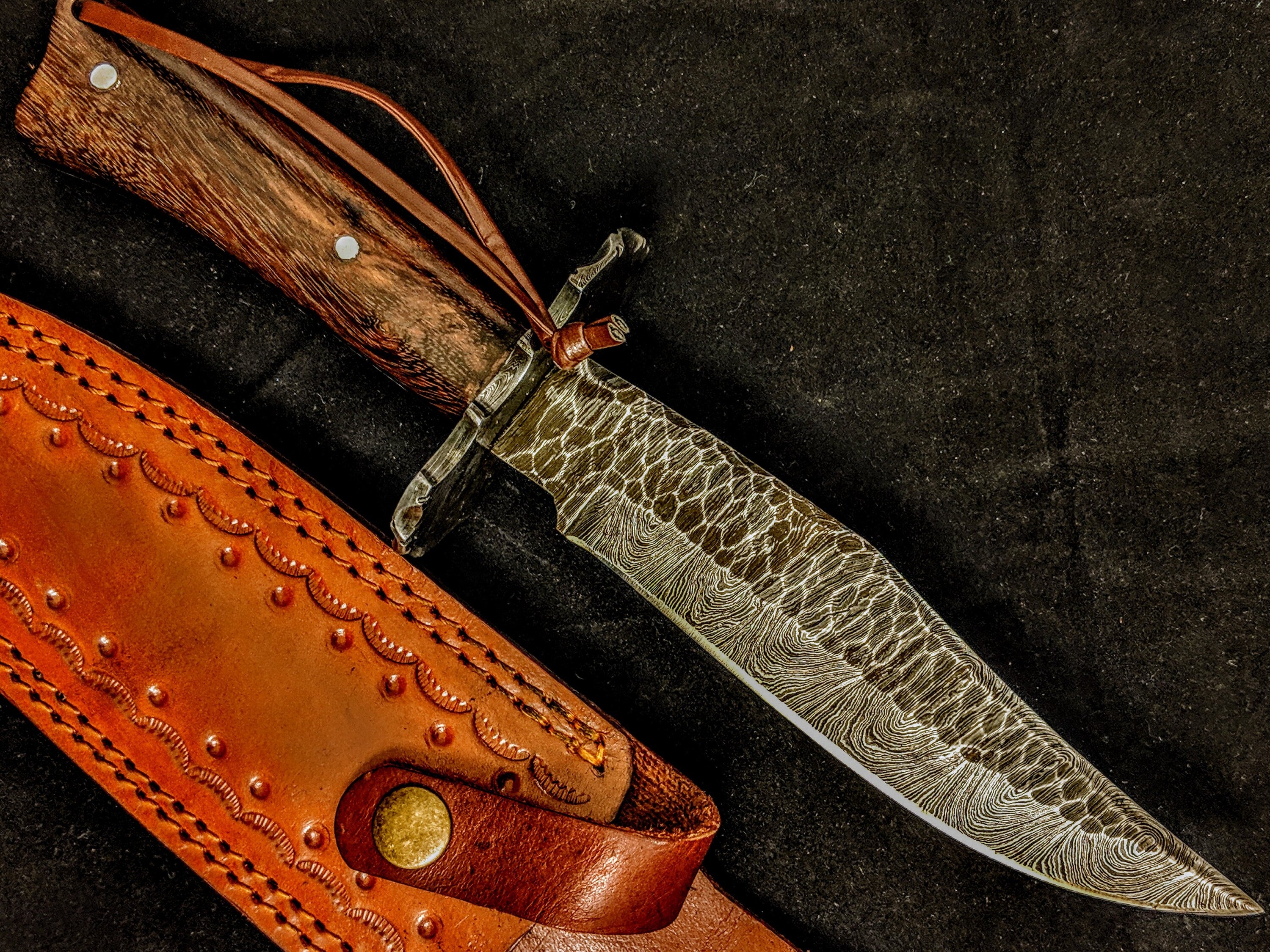 HTB-7  HANDFORGED Damascus Hunter Knife / Walnut Handle / Safety Hilt / Camping / Hunting Game - HomeTown Knives