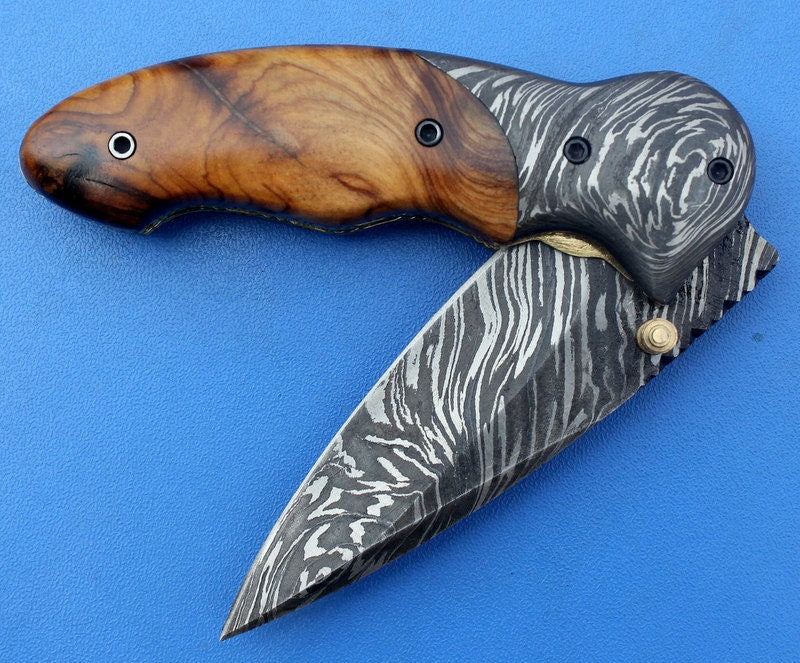 HTK-127 Damascus Folder / Hand Made / Custom / Olive Wood handle / Damascus steel bolster / Liner Lock - HomeTown Knives